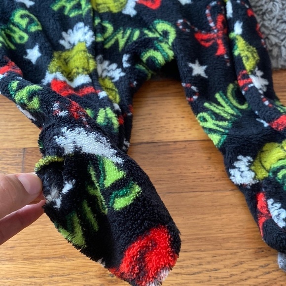 Baby Girl Bundle of Onesies and Pajamas Size 12 months - Picture 4 of 15